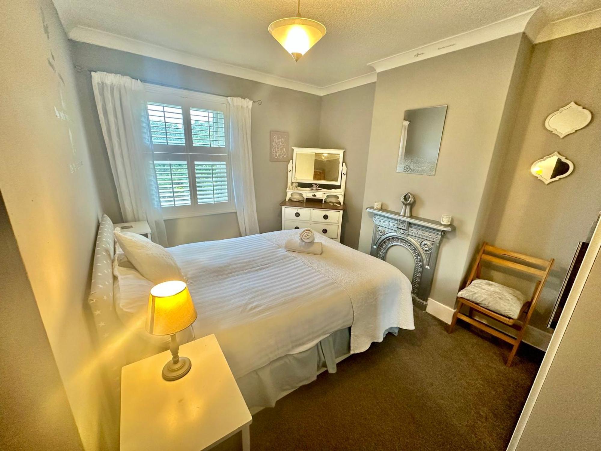 Garden Cottage - 3 Bedroom Close To Town And Beach Борнмут Экстерьер фото